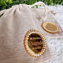 Load image into Gallery viewer, Personalized Tag Gold Acrylic cotton muslin bags / For dragees / Guest gift Wedding, Baptism, Communion, Birthday, Babyshower