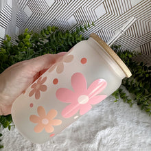 Load image into Gallery viewer, Daysi Retro Flower Glass Coffee Cup, Glass Iced Coffee Cup with Bamboo Lid and Straw, Iced Coffee Glass, Gift for Friend, Aesthetic UV DTF 16oz