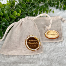 Load image into Gallery viewer, Personalized Tag Gold Acrylic cotton muslin bags / For dragees / Guest gift Wedding, Baptism, Communion, Birthday, Babyshower