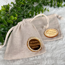 Load image into Gallery viewer, Personalized Tag Gold Acrylic cotton muslin bags / For dragees / Guest gift Wedding, Baptism, Communion, Birthday, Babyshower