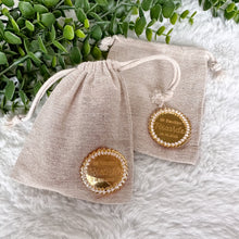 Load image into Gallery viewer, Personalized Tag Gold Acrylic cotton muslin bags / For dragees / Guest gift Wedding, Baptism, Communion, Birthday, Babyshower
