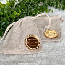 Load image into Gallery viewer, Personalized Tag Gold Acrylic cotton muslin bags / For dragees / Guest gift Wedding, Baptism, Communion, Birthday, Babyshower

